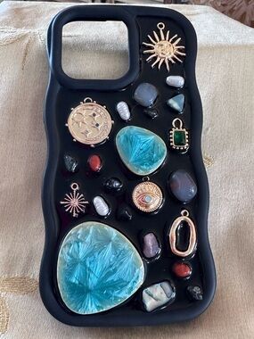 Artikl MOSAIC Black Embellished Phone Case iPhone 14 Pro Max, 10ft Drop Tested.